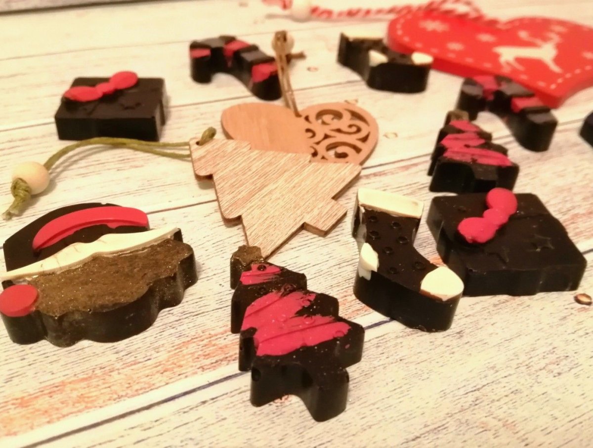 На пластмассовой доске вырезаны фигурки для конфет