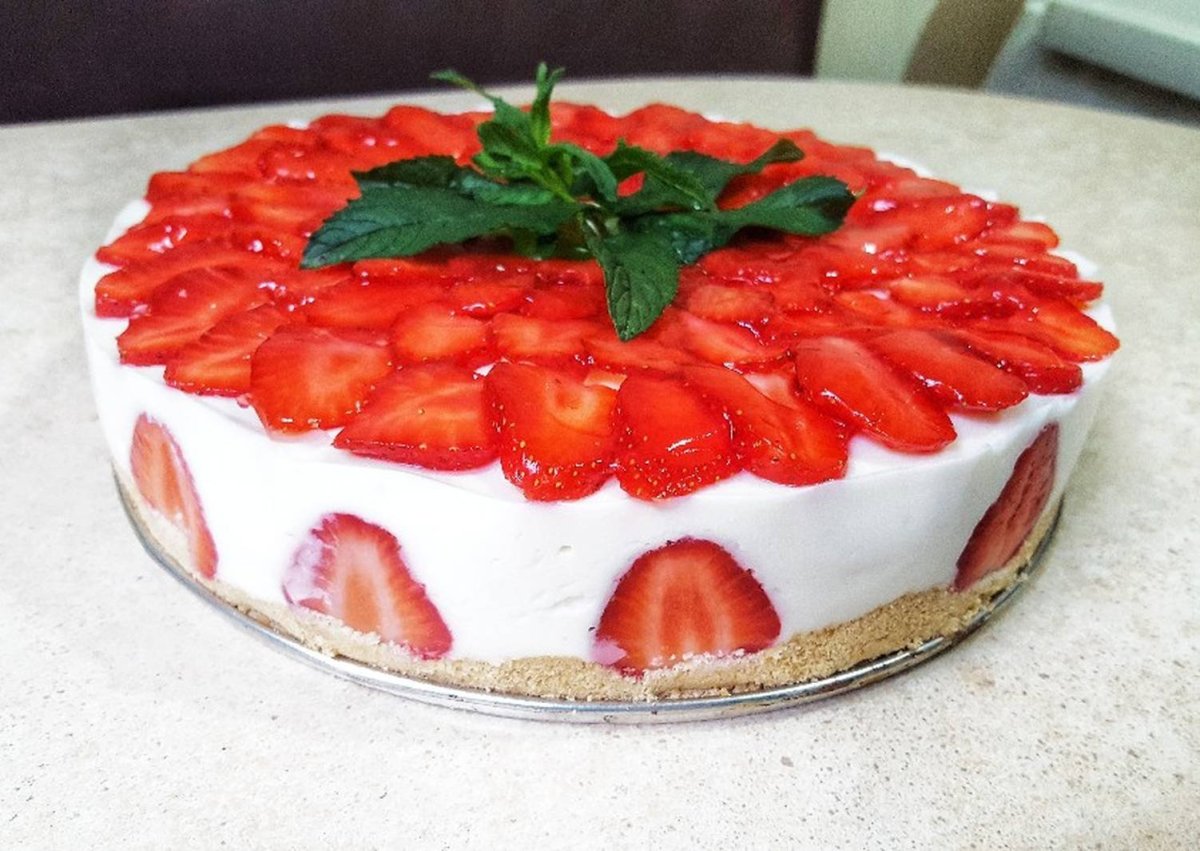 Творожный торт с клубникой и желе