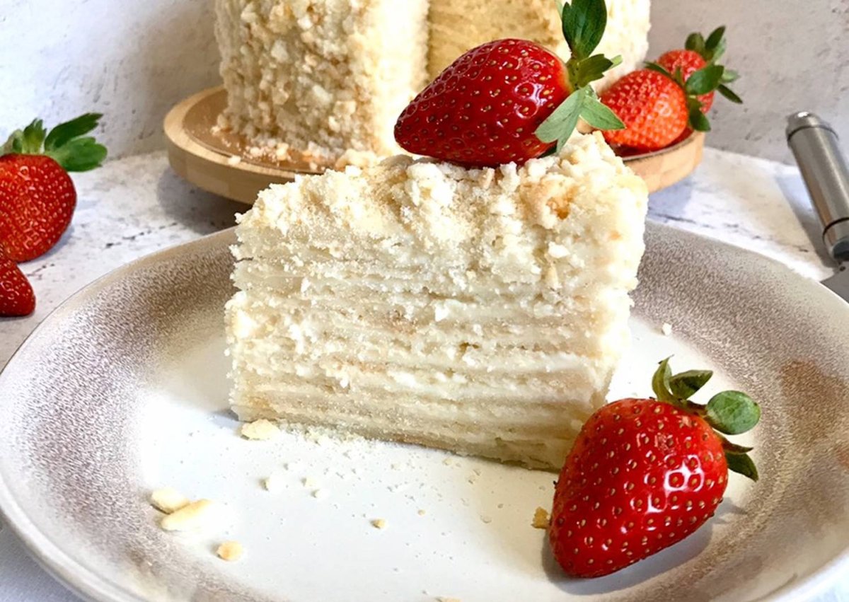 Декор Наполеона клубникой