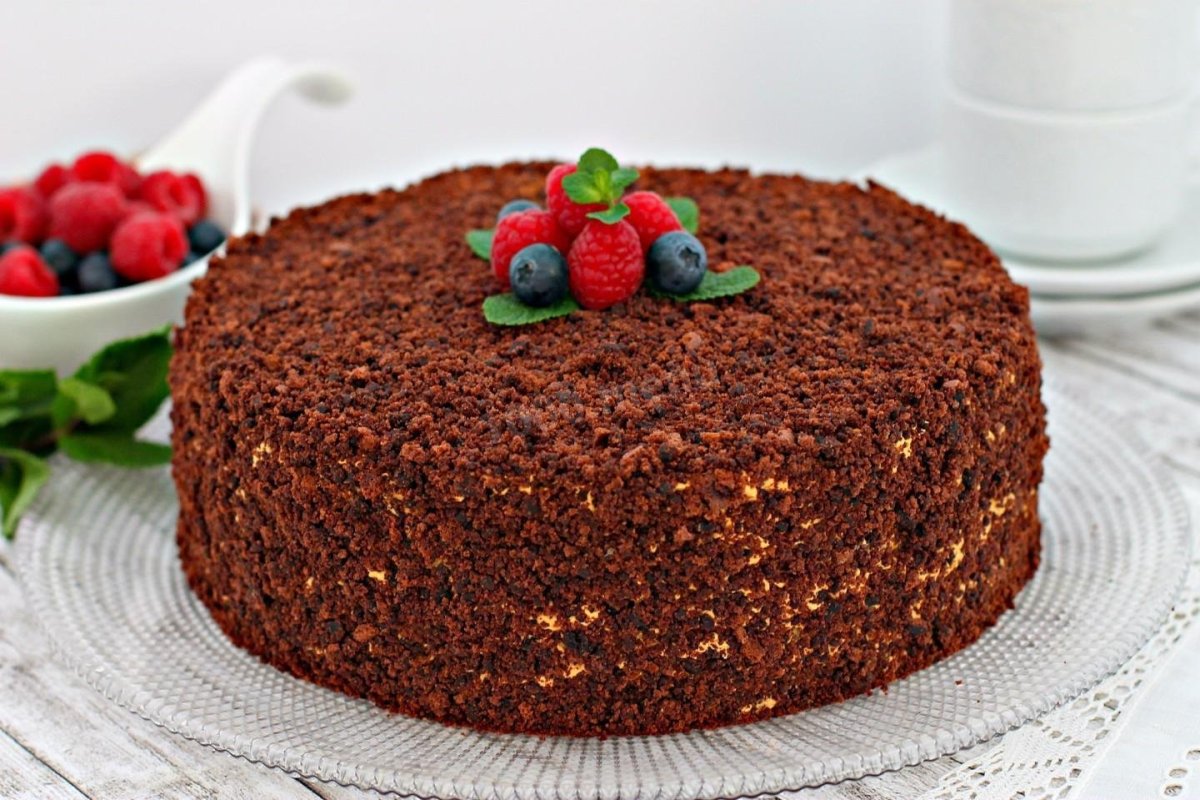 Торт с клубникой и шоколадом