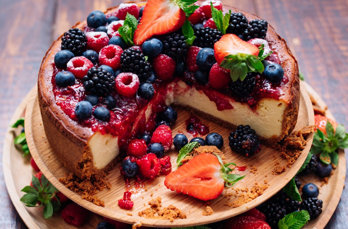 Декор торта фруктами и ягодами