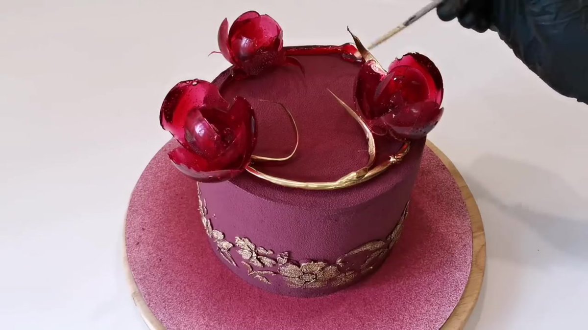 Торт с короной из изомальта