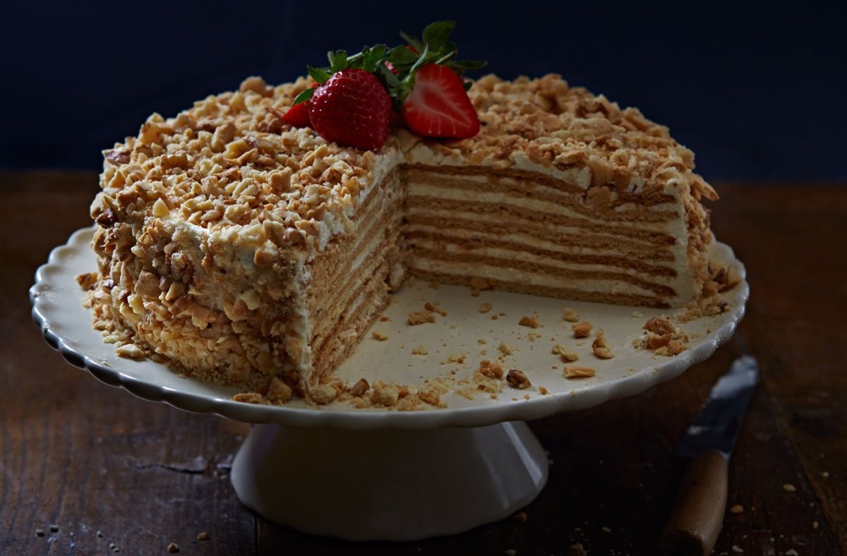 Торт с медовыми коржами и кремом чиз