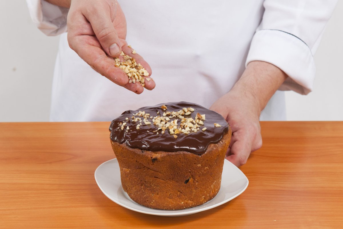 Кулич с шоколадной глазурью