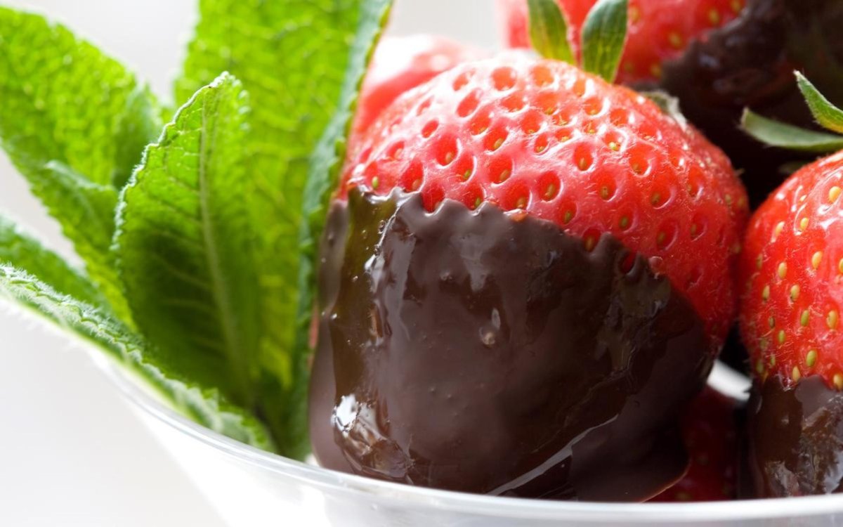 Шоколад Dark Chocolate Strawberry