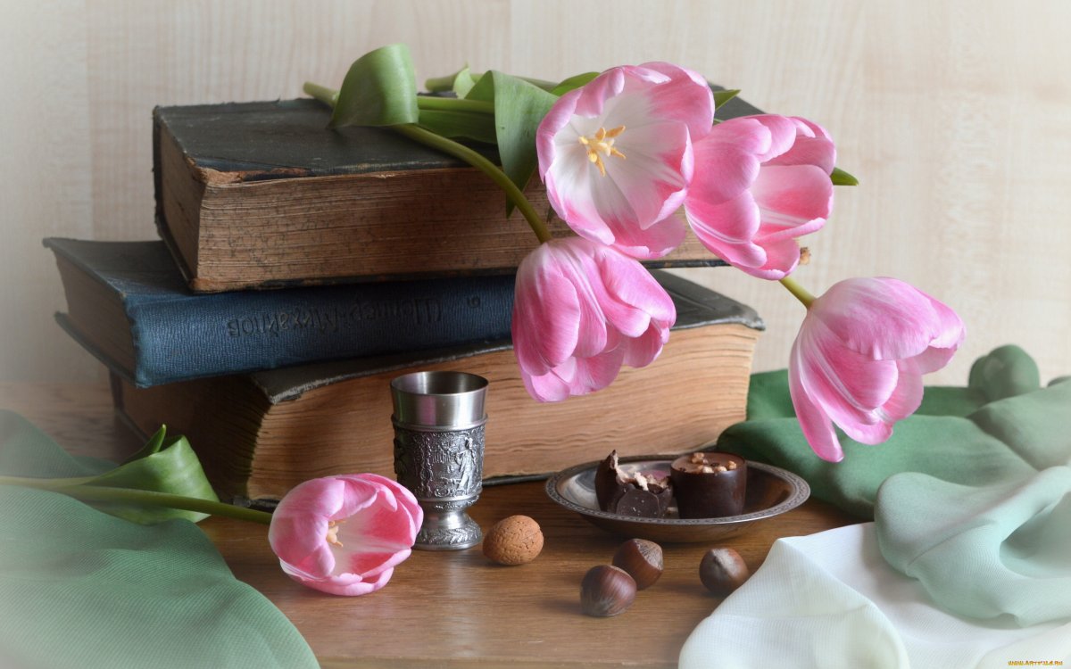 Натюрморт с книгой и цветами