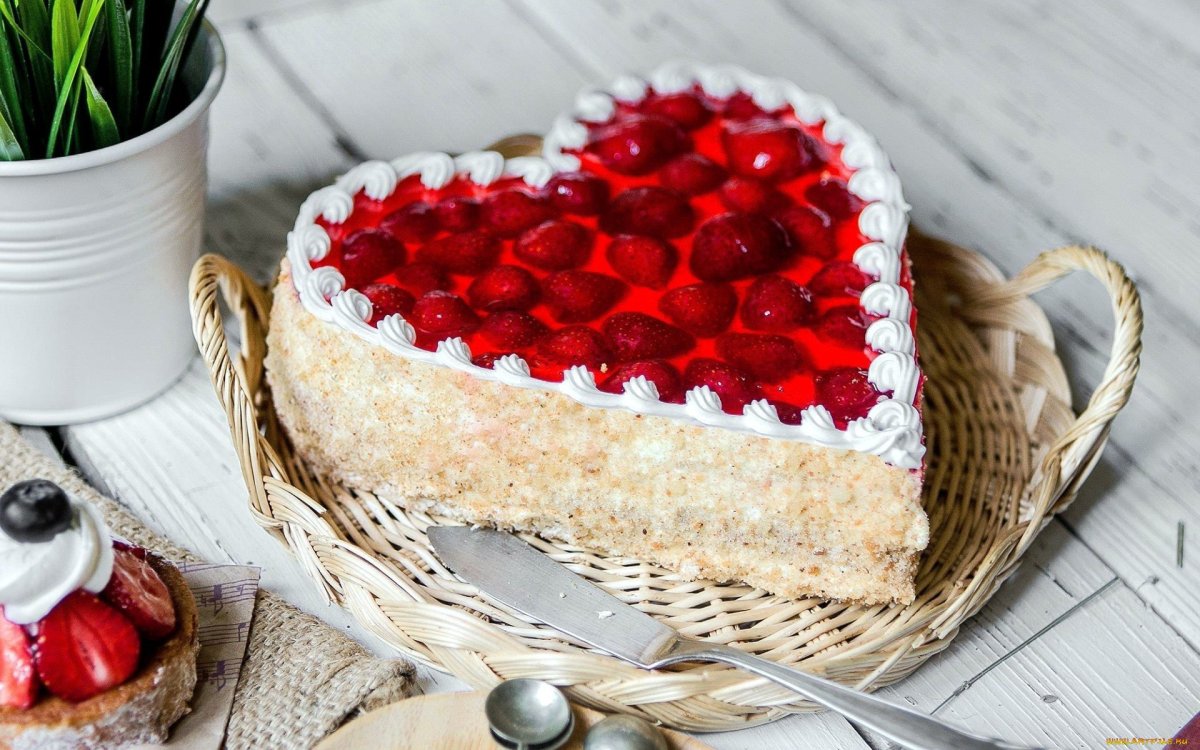Украшение пирога с клубникой мятой