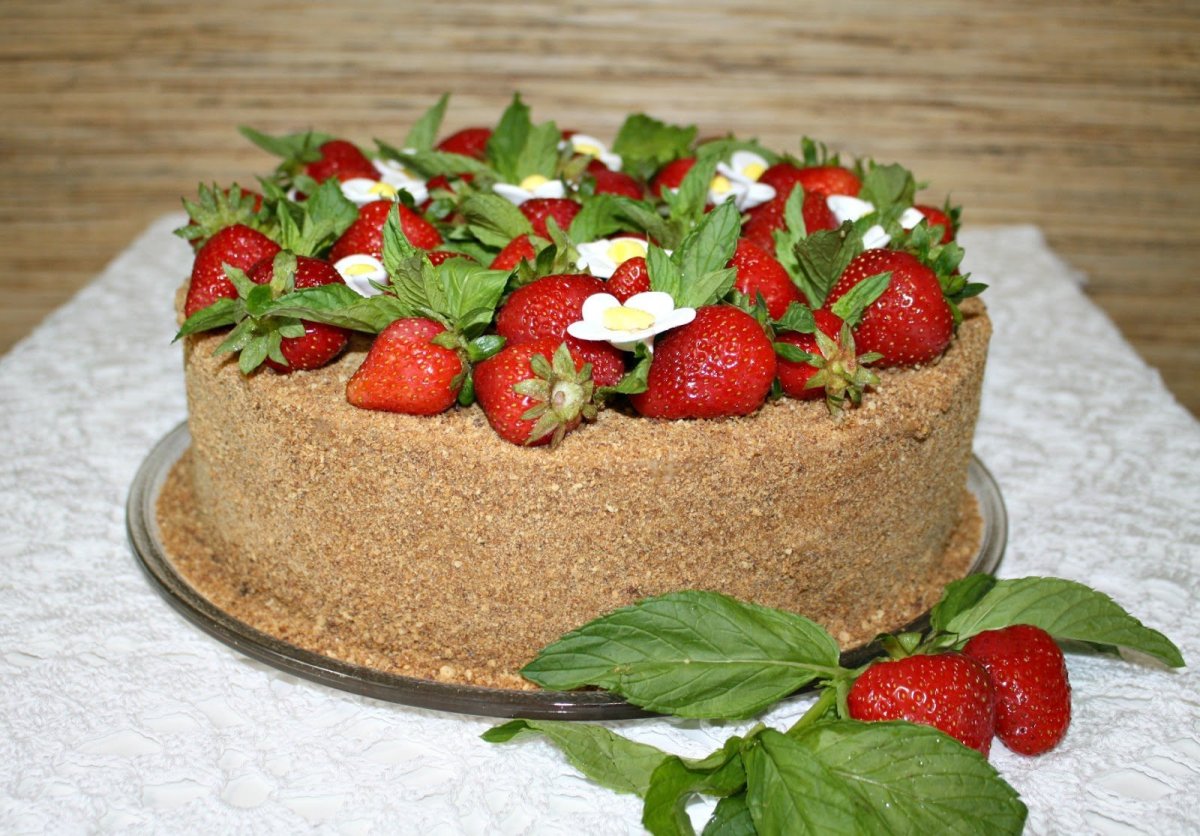 Торт с клубникой и миндалем