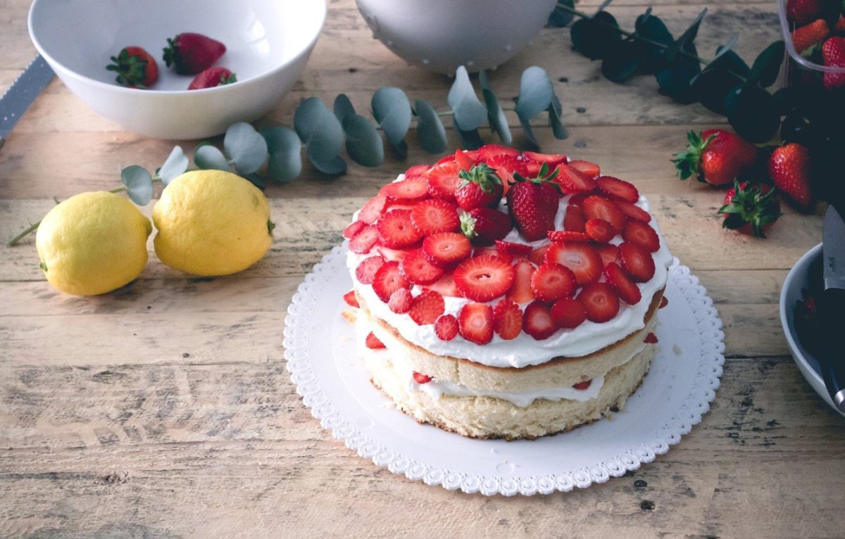 Торт с клубникой и безе