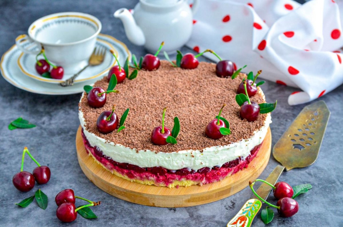 Торт сметанник с клубникой