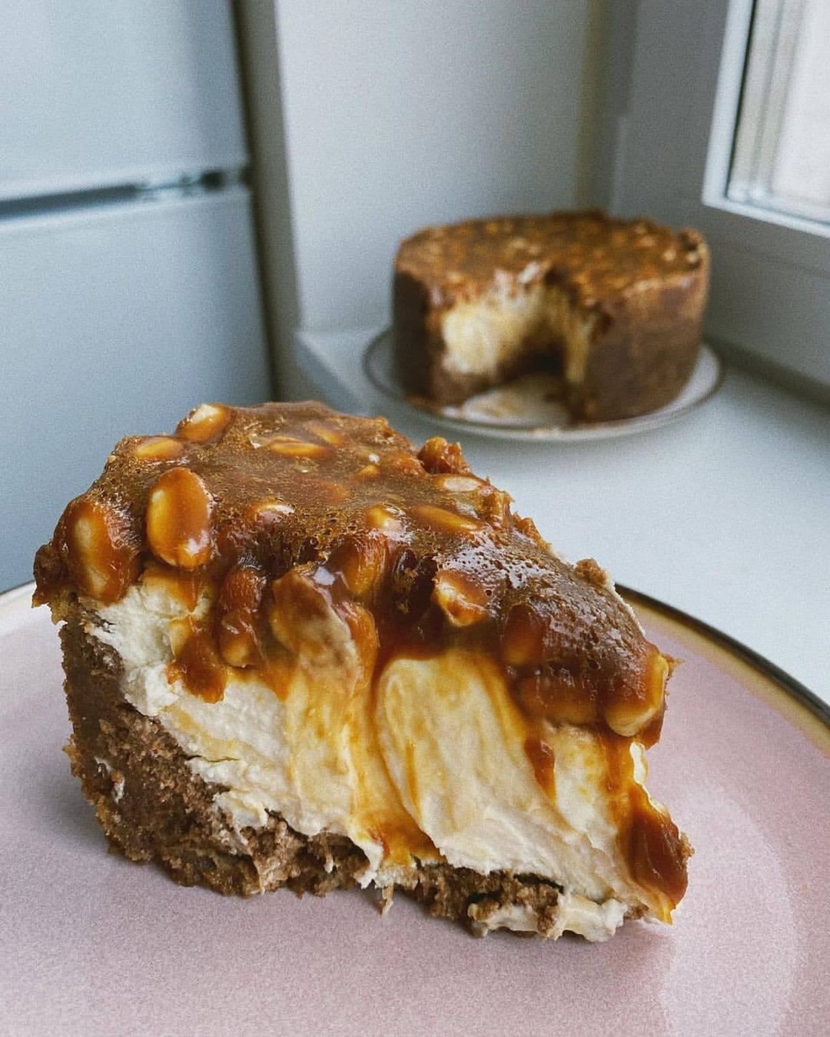 Шоколадный чизкейк с карамелью и орехами