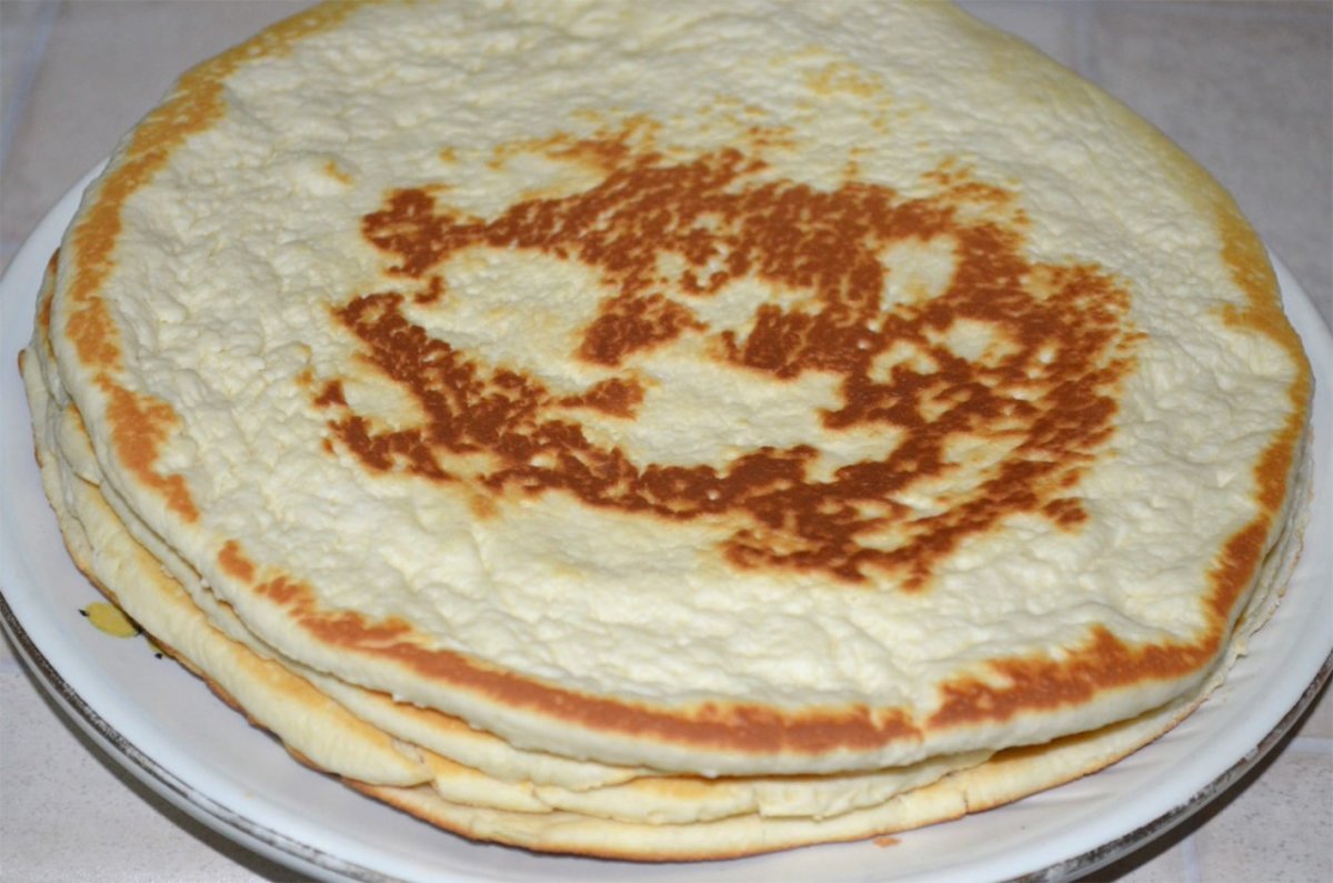 Торт из готовых коржей с клубникой и творогом