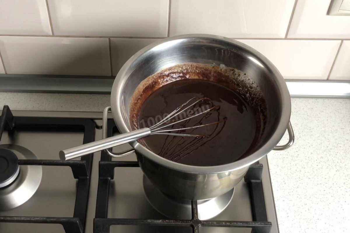 Сливочное масло и шоколад на водяной бвни