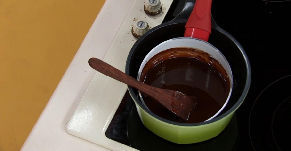 Растопленный шоколад в миске