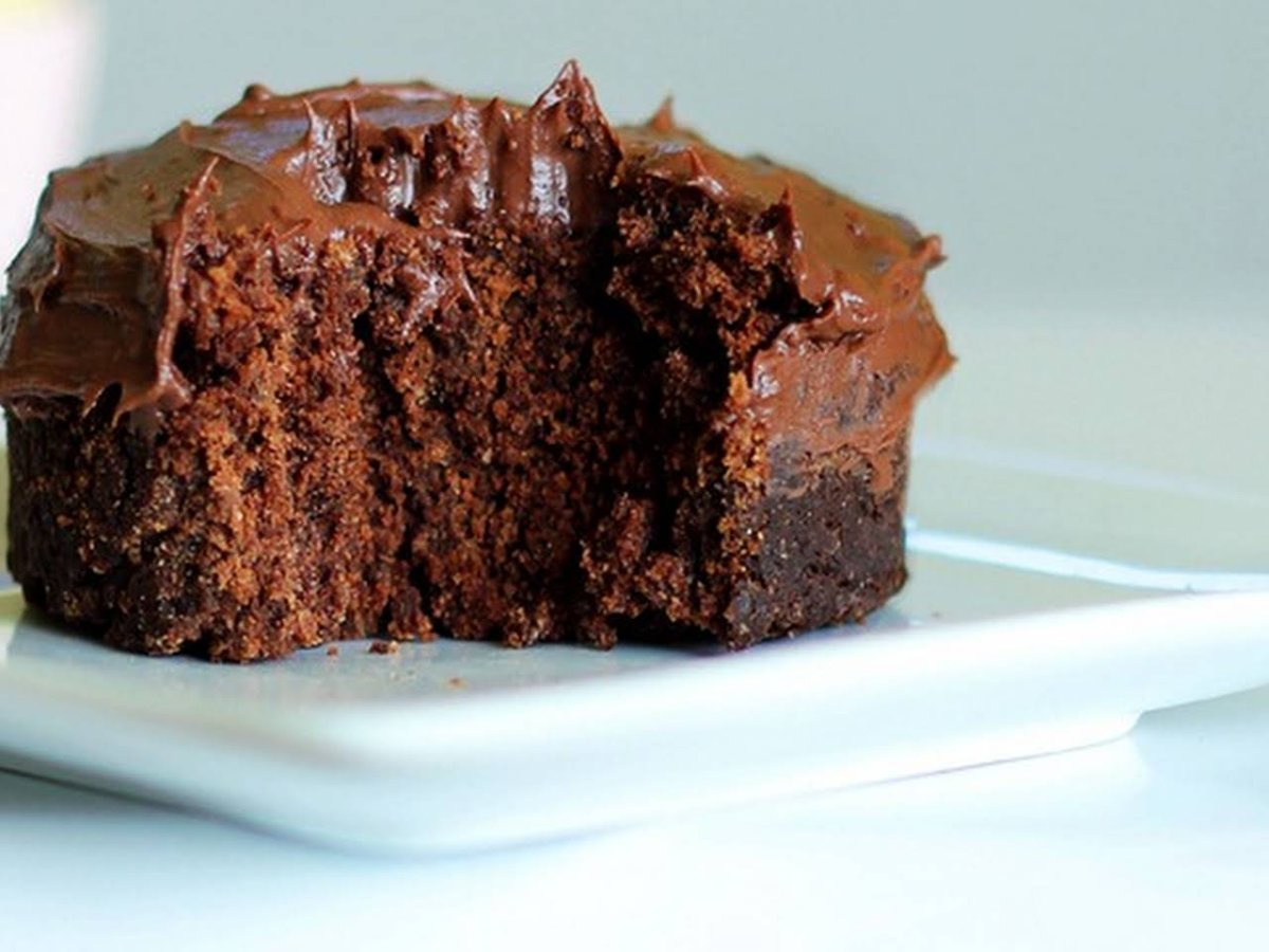 Минута шоколада. Шоколадный кекс в шоколадной глазури. Быстрый торт в микроволновке. Шоколадно-банановый кекс. Прямоугольный кекс в шоколадной глазури.