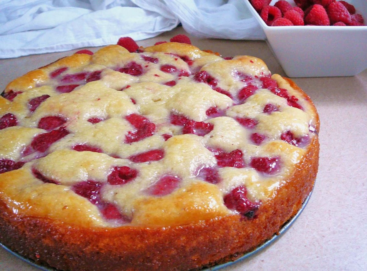 Шарлотка с ягодами