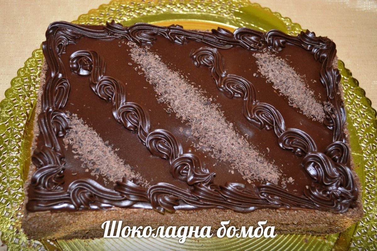 Прямоугольный торт с шоколадным декором