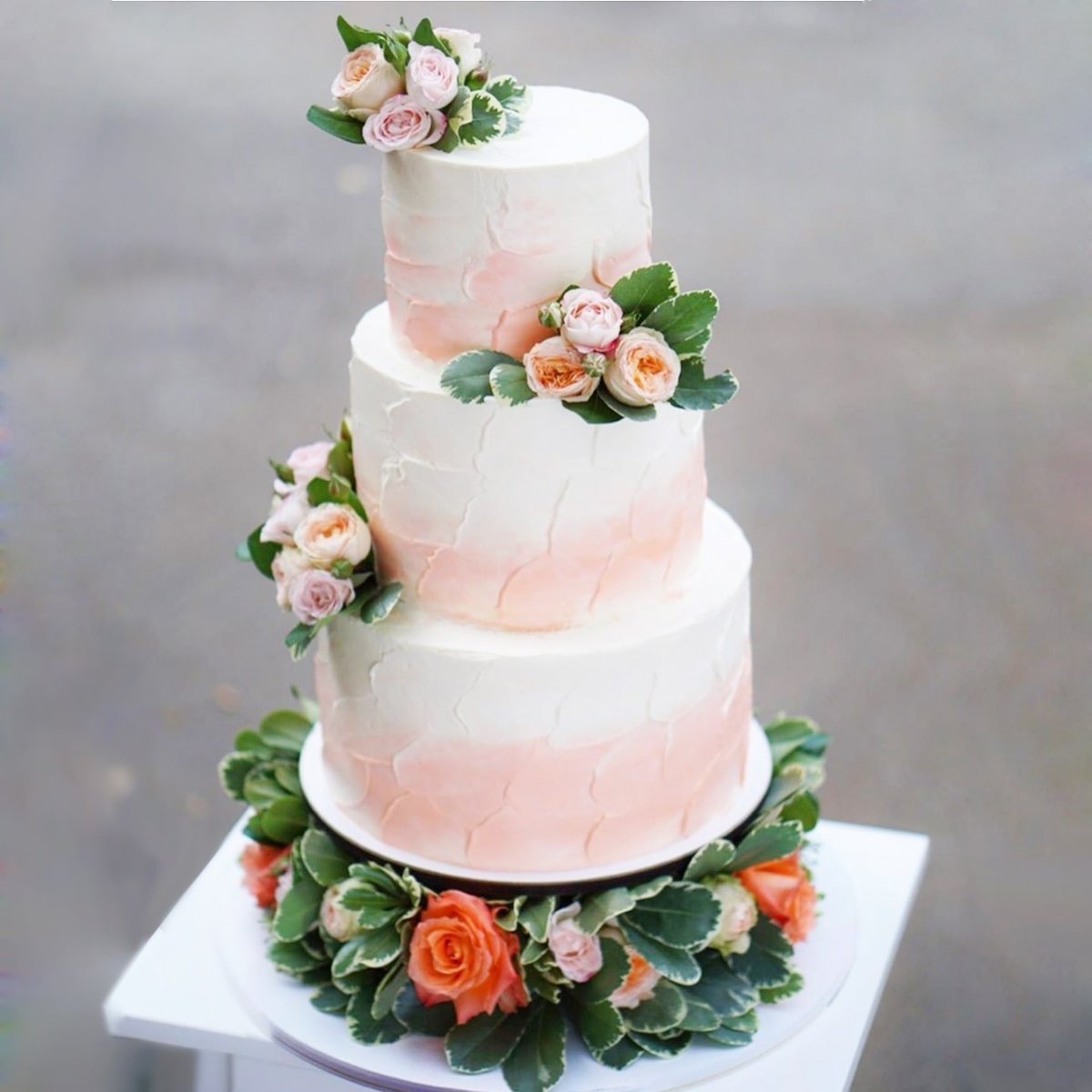 Многоярусный торт на свадьбу