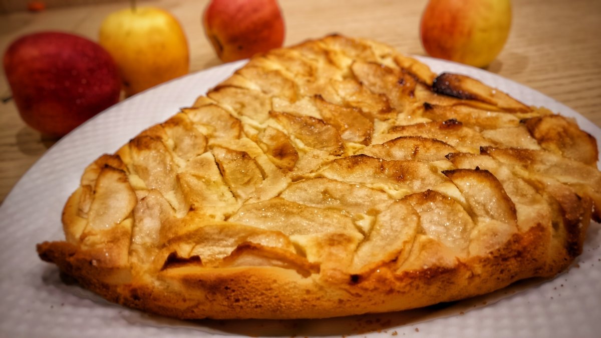Шарлотка с яблоками на кефире на сковороде