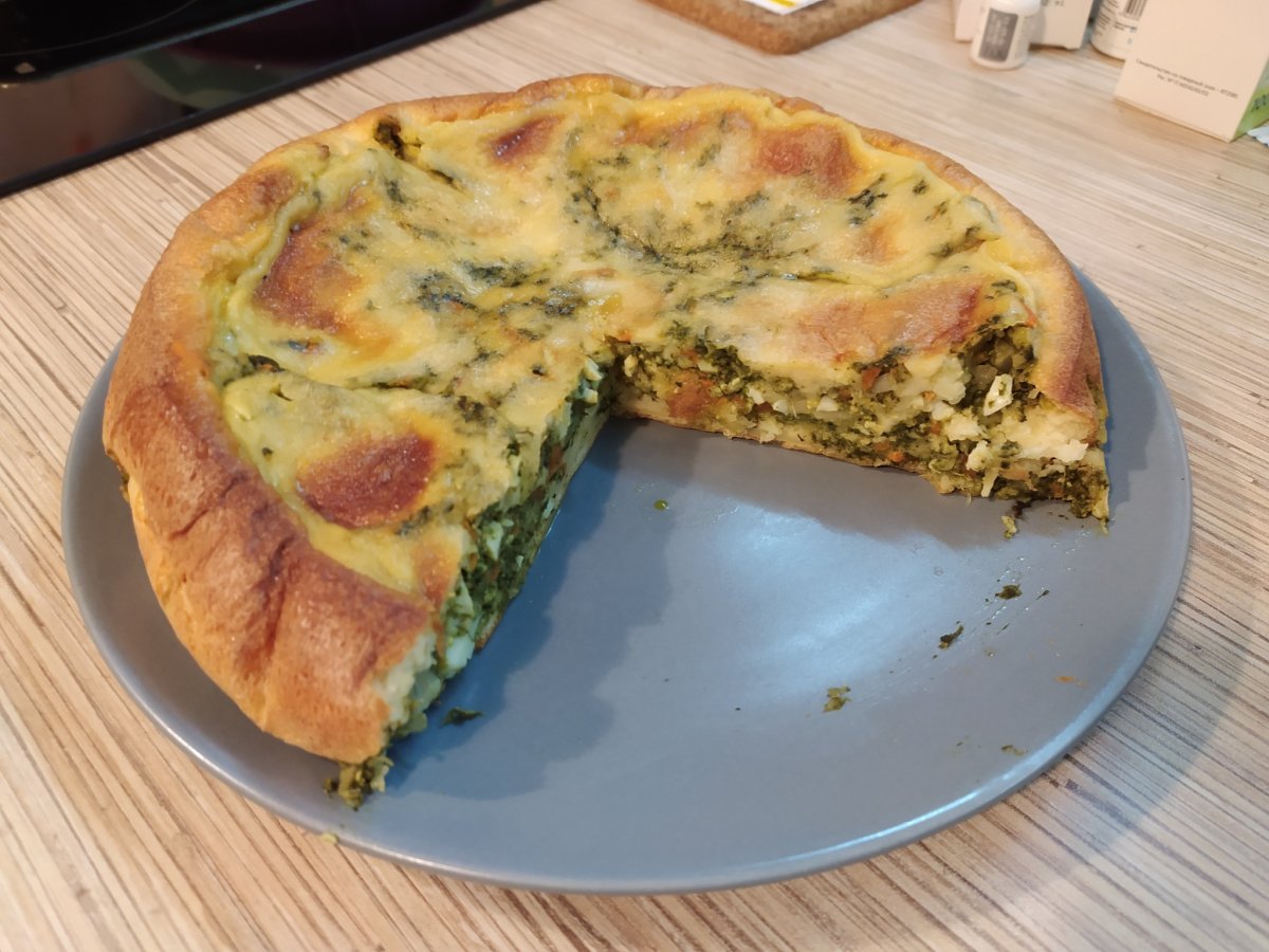 Заливной пирог с луком и яйцом