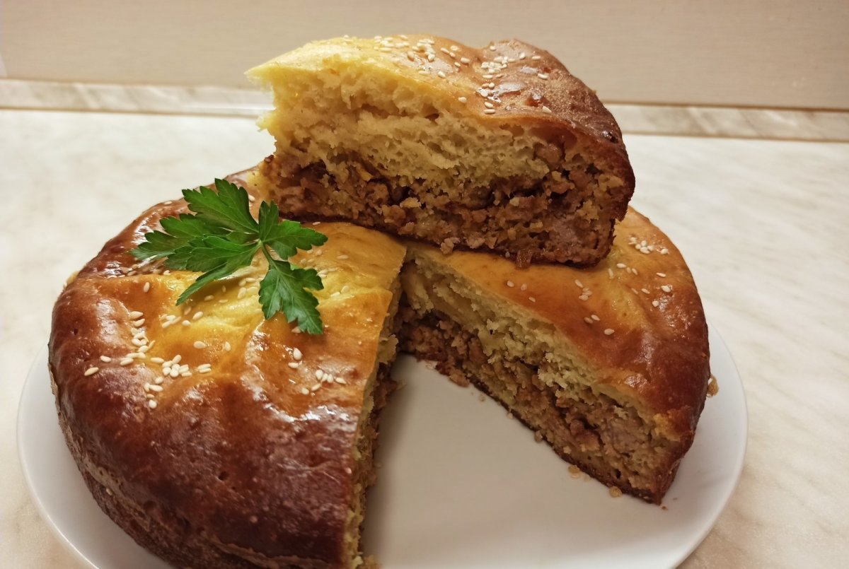 Заливной пирог с капустой и фаршем на кефире