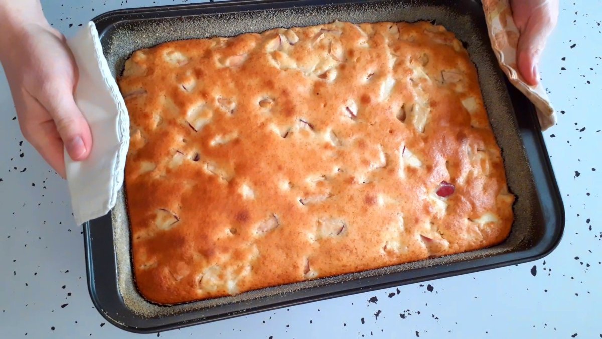 Заливной пирог с луком и яйцом