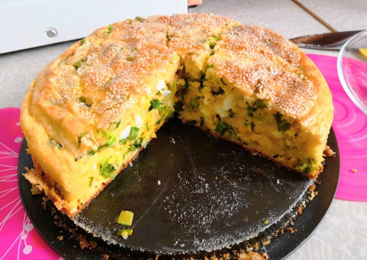 Заливной пирог с луком и яйцом