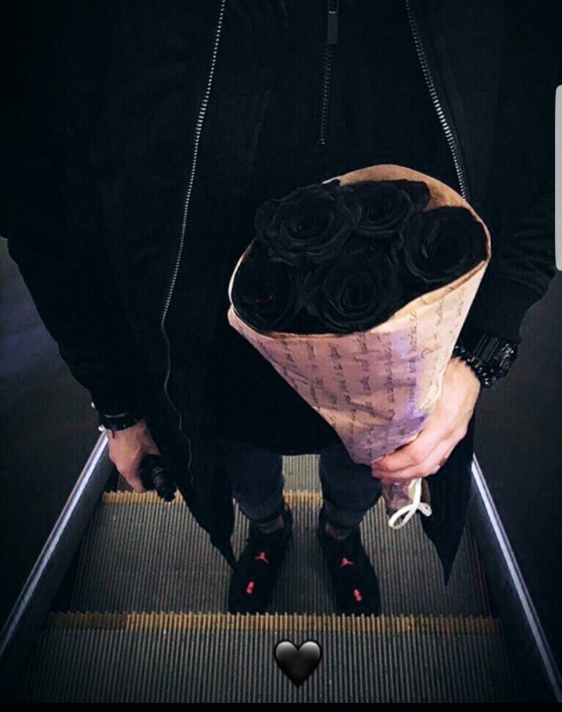 Парень с черной розой