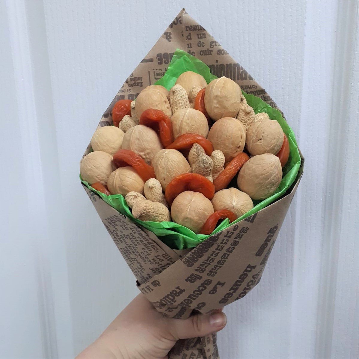 Фундук в букете