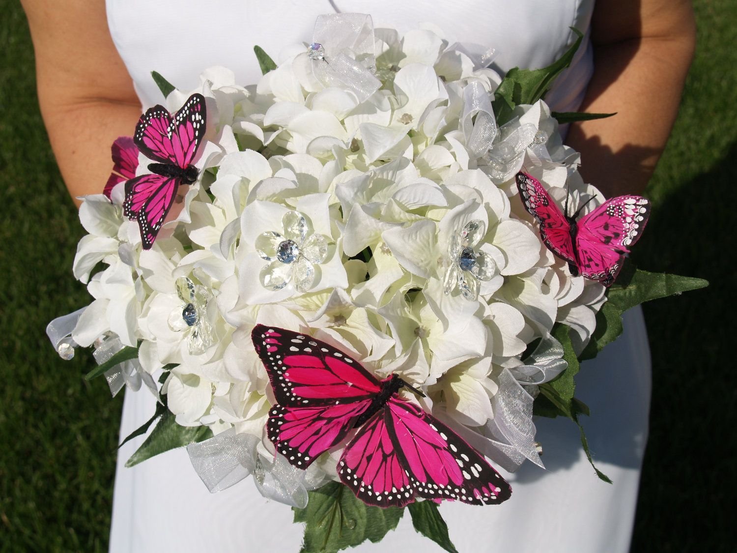 Живые бабочки с цветами. Букет и бабочка. Букет цветов с бабочками. Букет из бабочек. Букет невесты из бабочек.