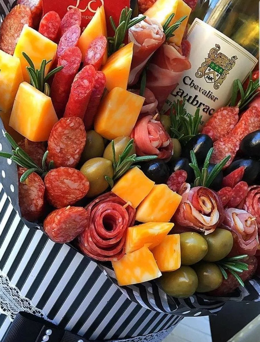 Вкусный букет в корзине мужчине