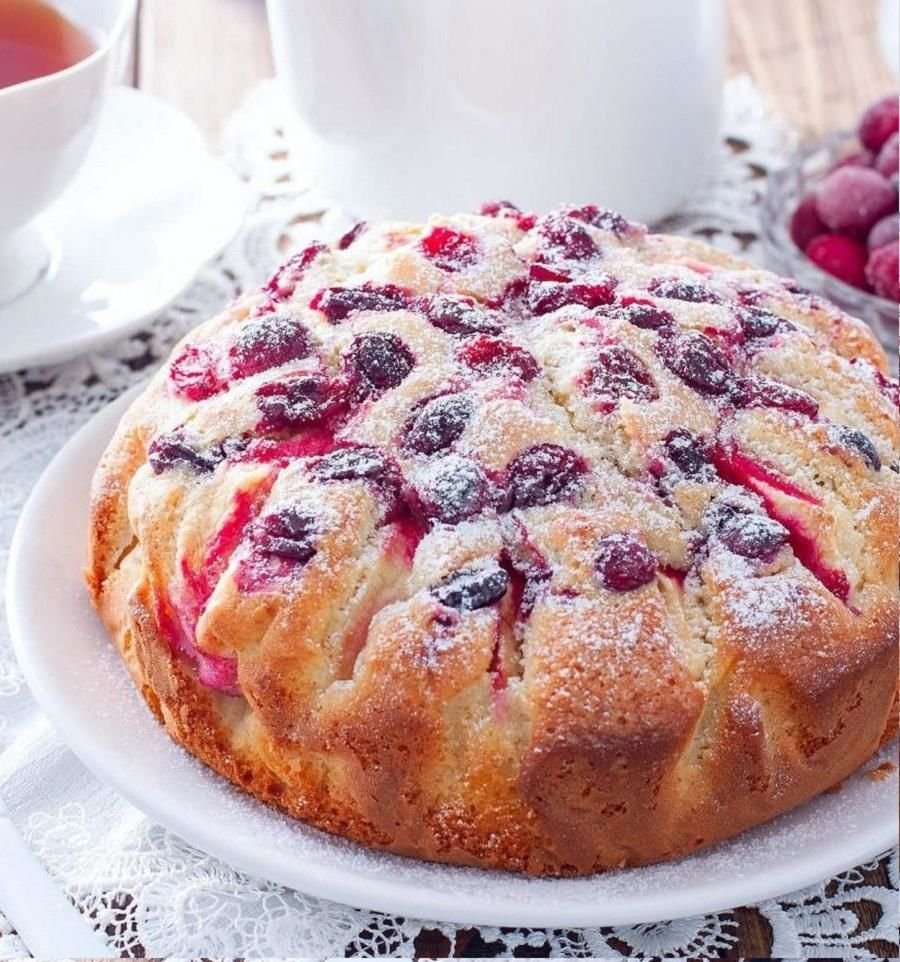 Пирог с заварным кремом и вишней