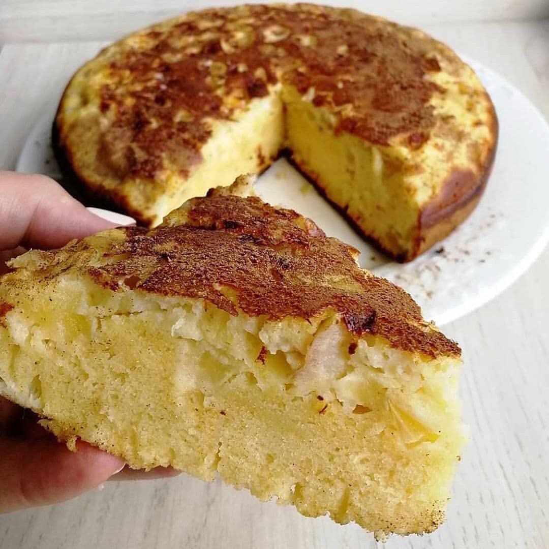 Шарлотка с яблоками на сковороде