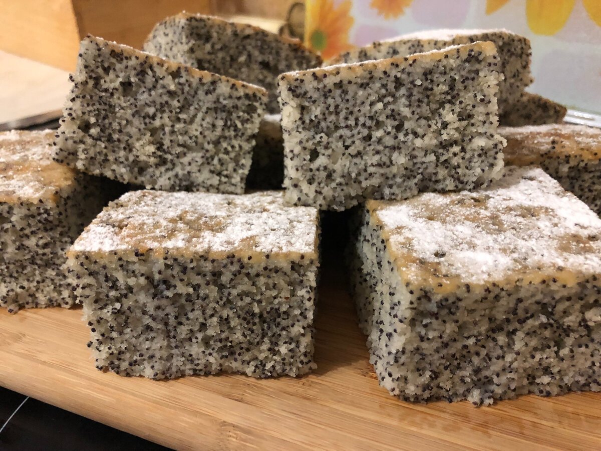 Булочка с маком и глазурью