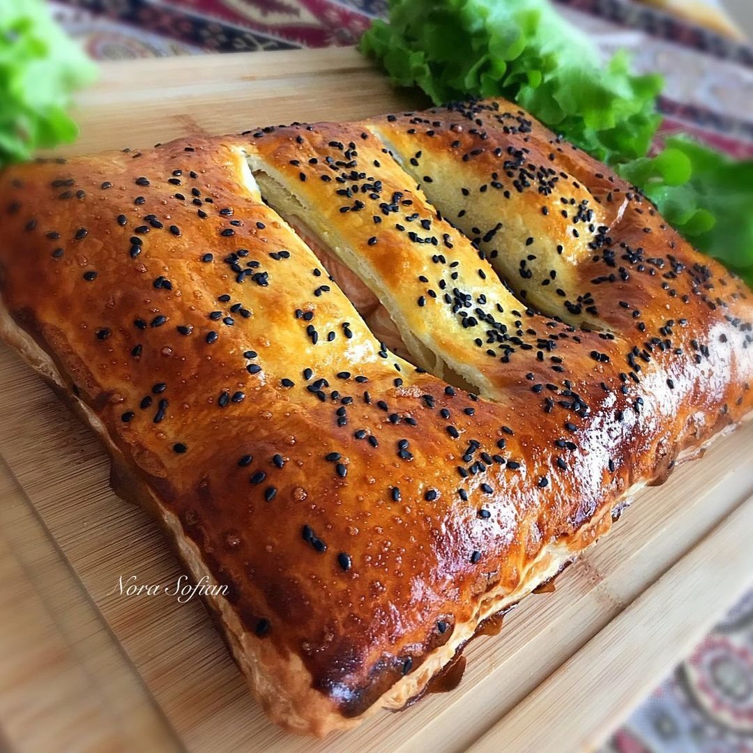 Слоеный пирог с семгой и шпинатом
