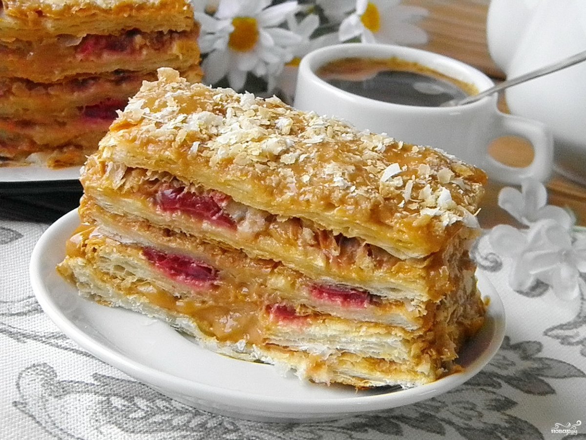Слойки с клубникой