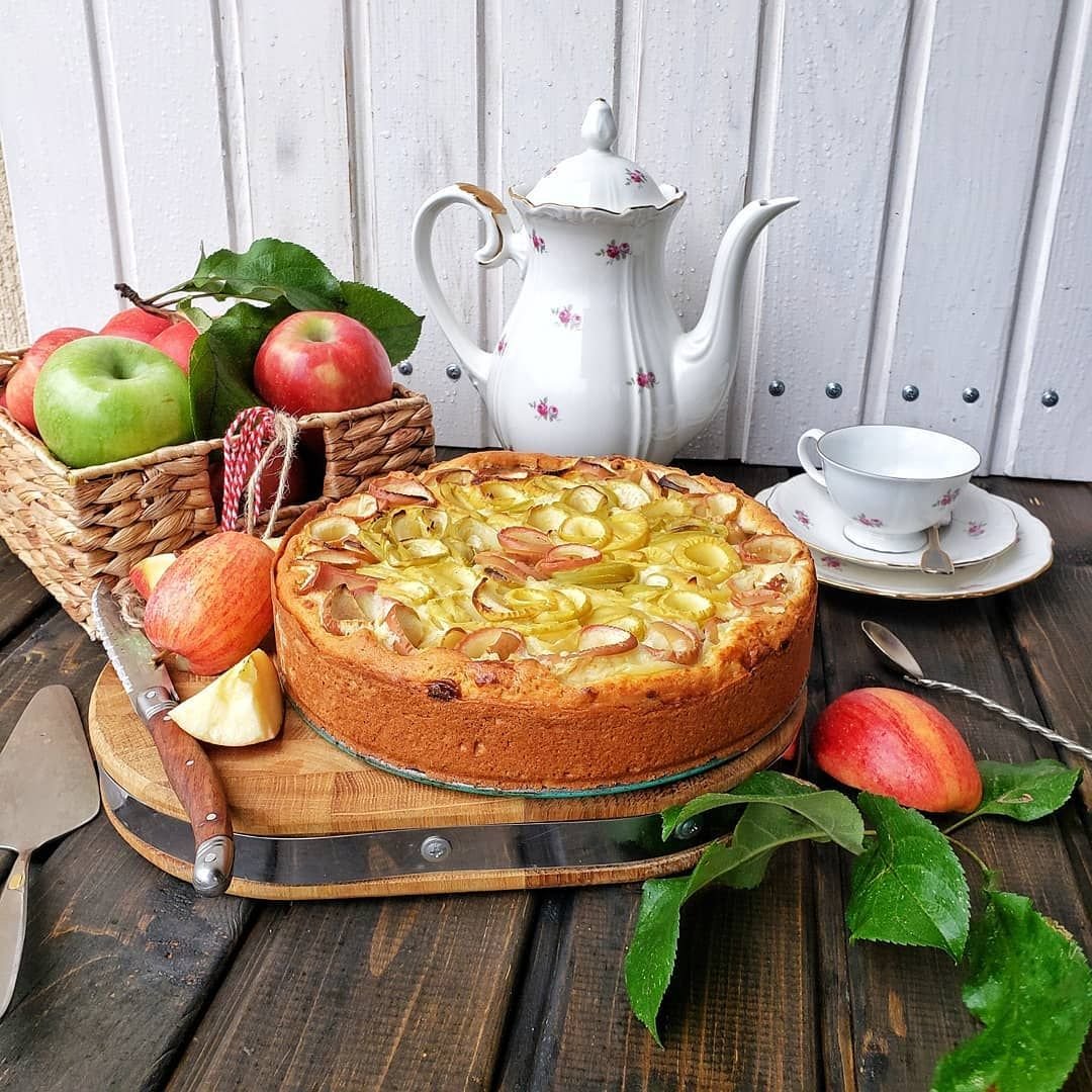 Чай и пирог с яблоками