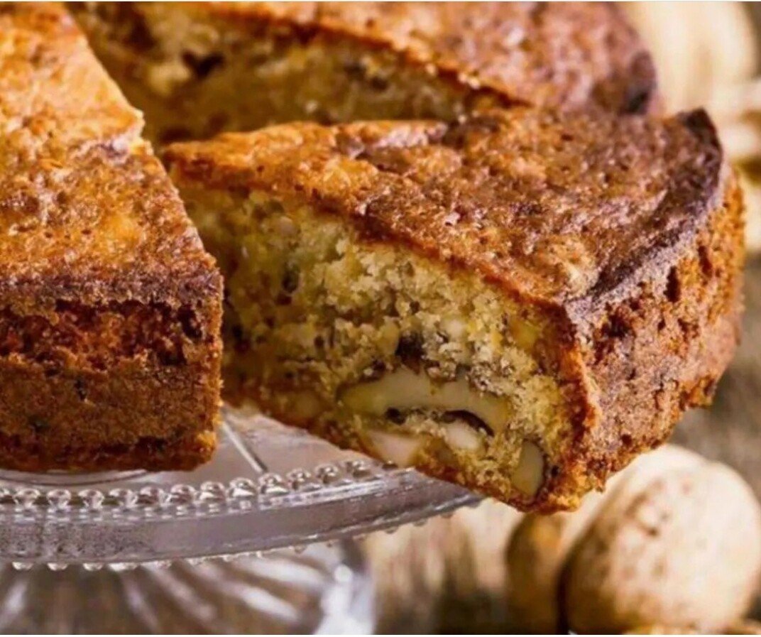 Медовик с орехами и черносливом