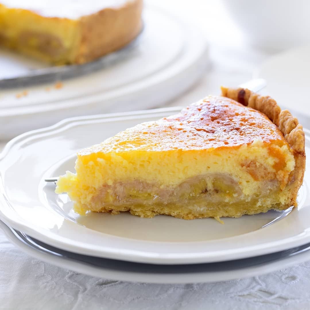 Яблочный пирог с изюмом и орехами