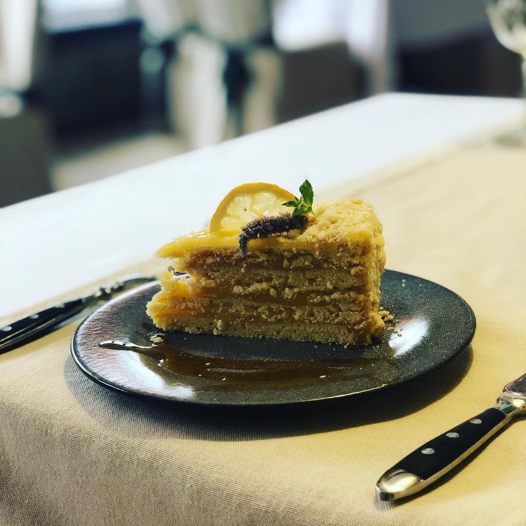 Пирог с мясом и капустой из дрожжевого теста в духовке