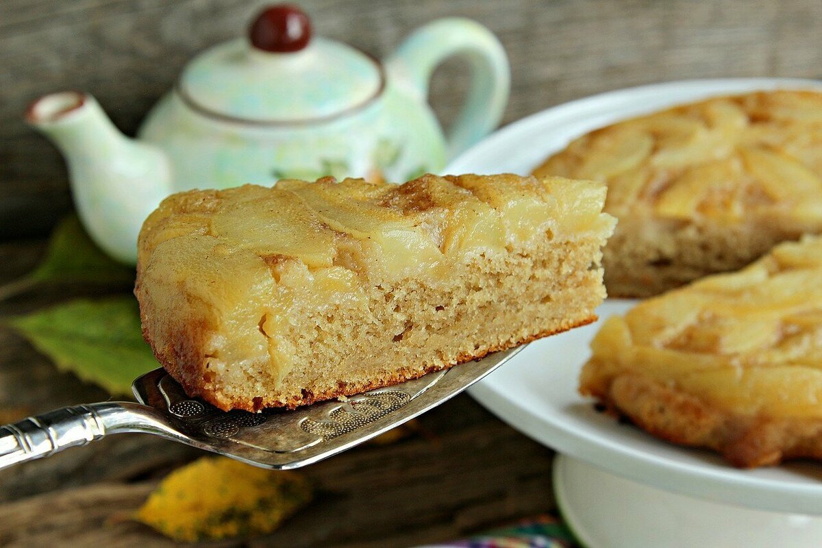 Шарлотка с грушами
