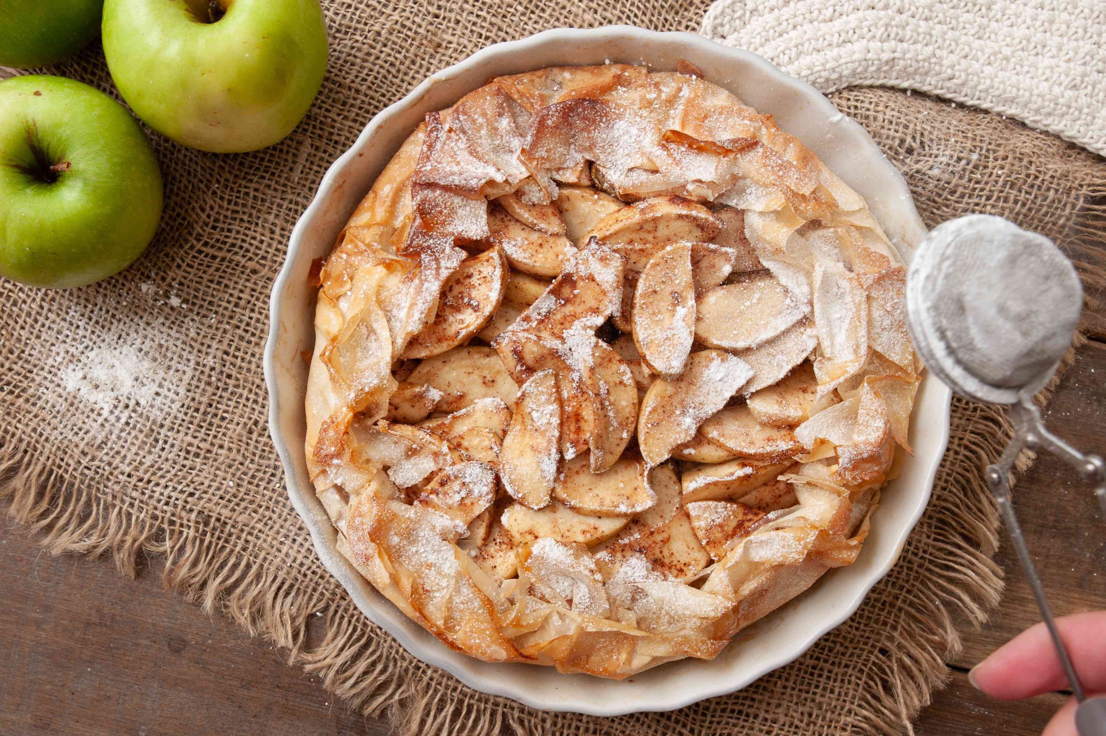 Изюм яблоки тесто. Пирог из теста фило с яблоками. Американский яблочный пирог. Тесто фило пирог с яблоками. Тесто для шарлотки.