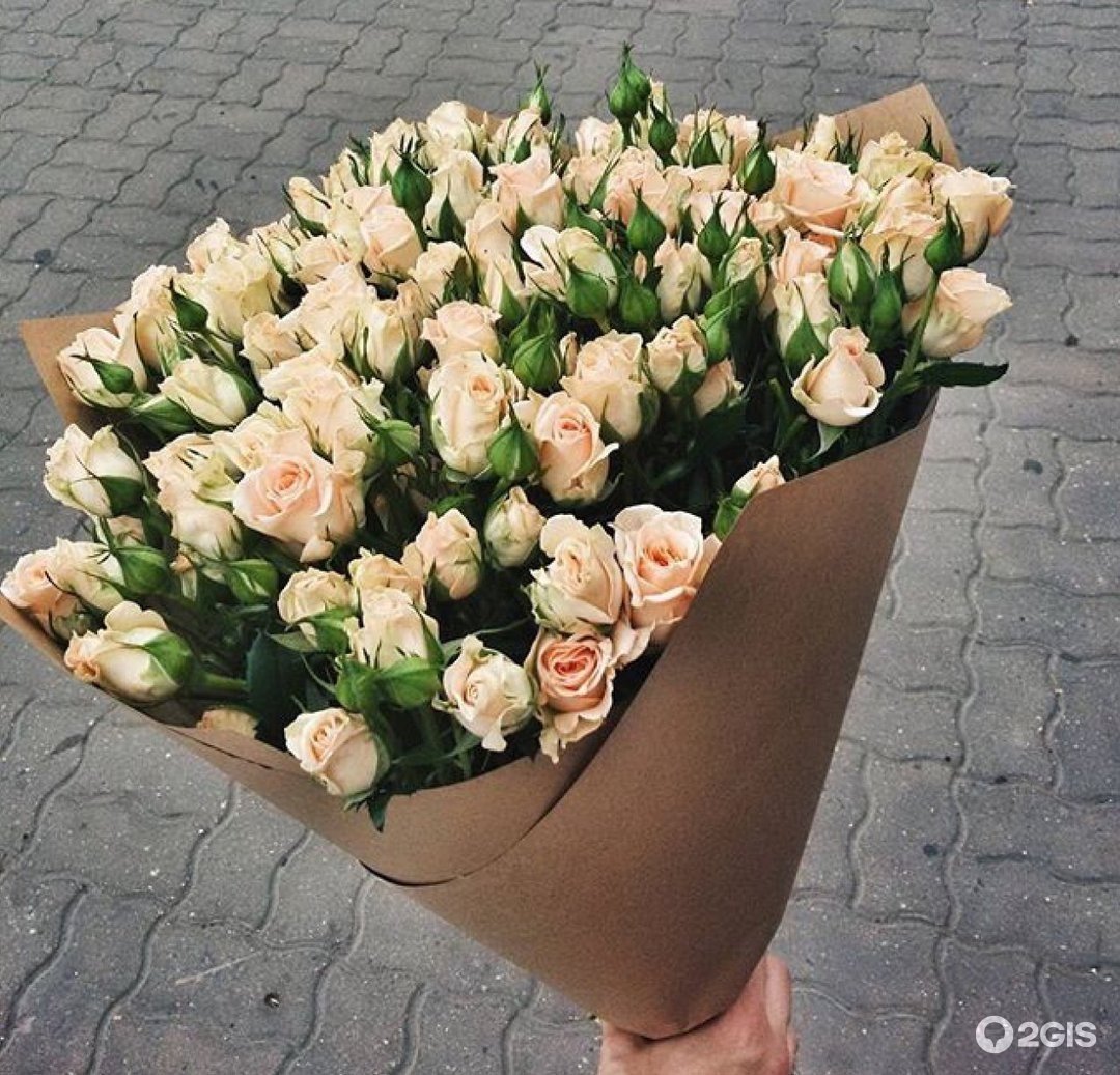 Букет в руках на улице