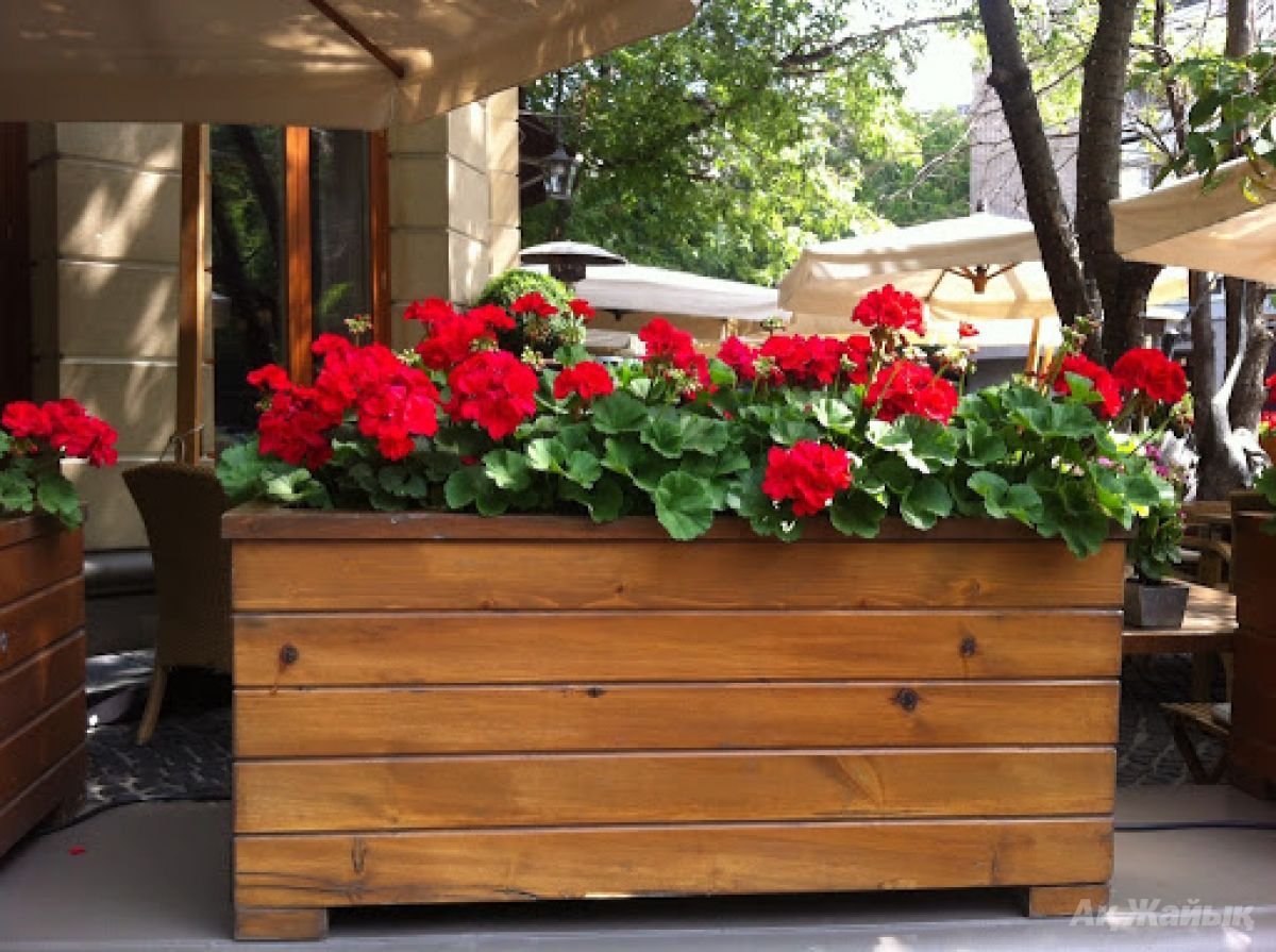 Уличные вазоны из дерева