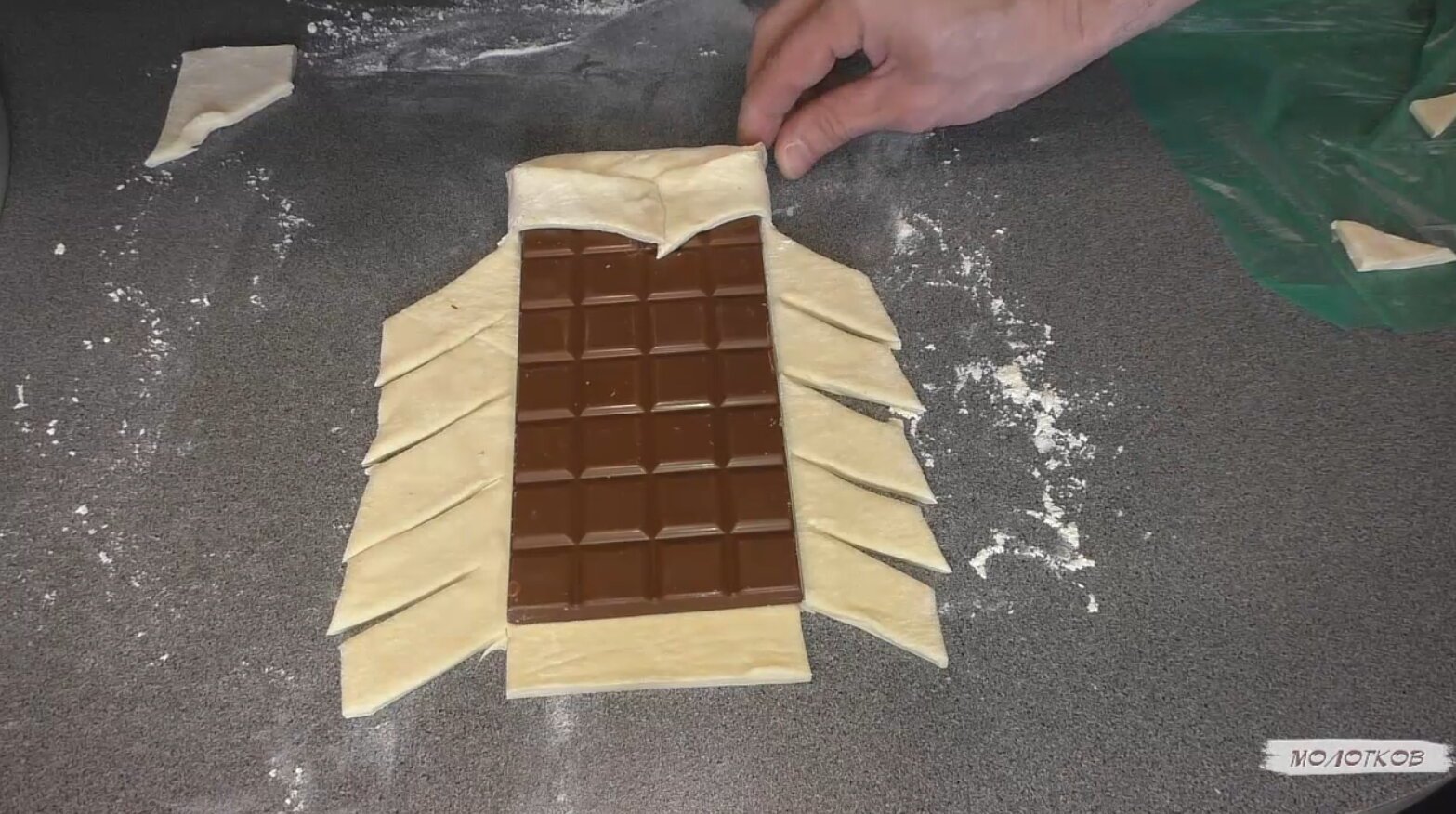 Елочка из слоеного теста с шоколадом