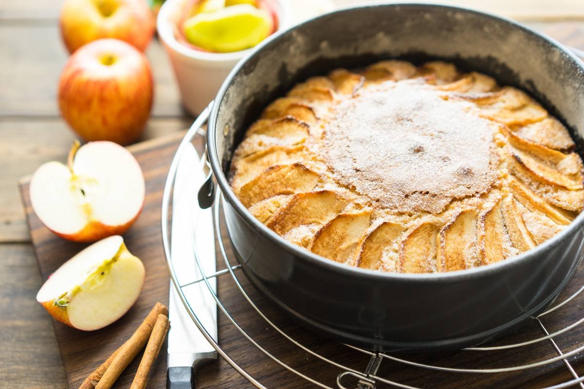 Шарлотка с яблоками