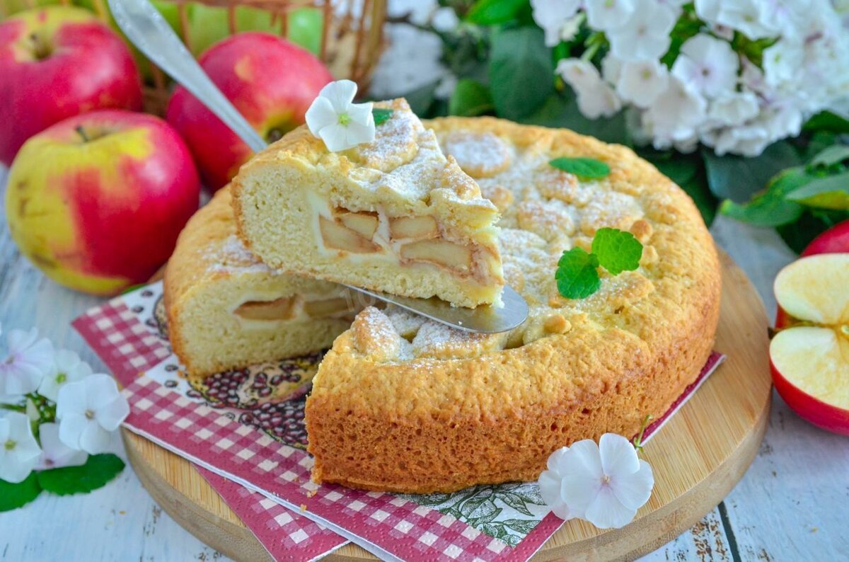 Яблочный пирог с яблоками сверху