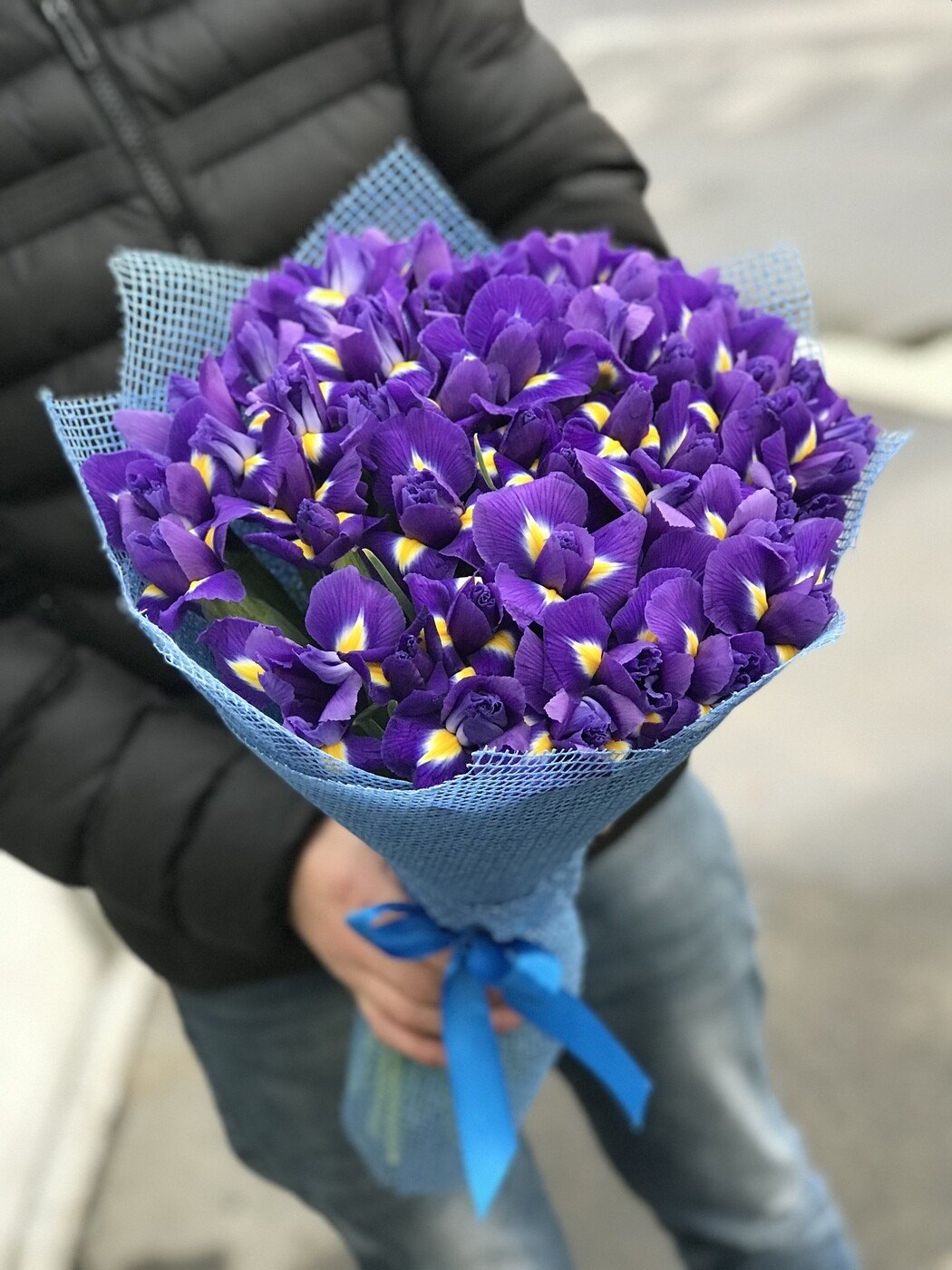 Стильный букет из ирисов