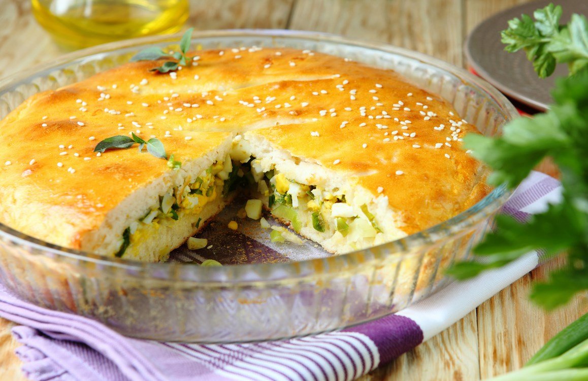 Пирог с луком и яйцом