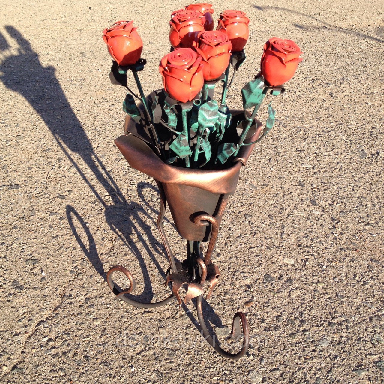 Металлические цветы на кладбище. Цветы из железа. Кованые вазы для цветов. Кованая ваза для цветов на кладбище.